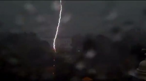 ΗΠΑ: Κεραυνός έπεσε κοντά στον Λευκό Οίκο – Τέσσερις άνθρωποι σε κρίσιμη κατάσταση