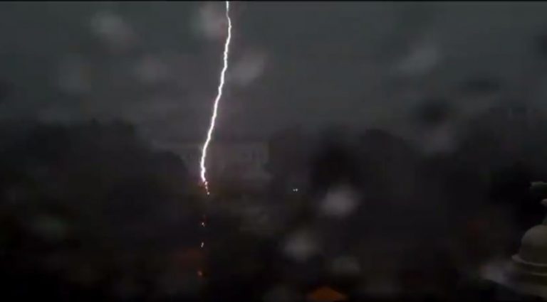 ΗΠΑ: Κεραυνός έπεσε κοντά στον Λευκό Οίκο – Τέσσερις άνθρωποι σε κρίσιμη κατάσταση