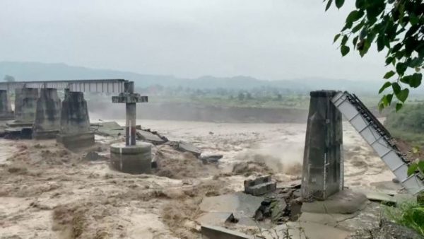 Ινδία: Τουλάχιστον 50 νεκροί από πλημμύρες και κατολισθήσεις