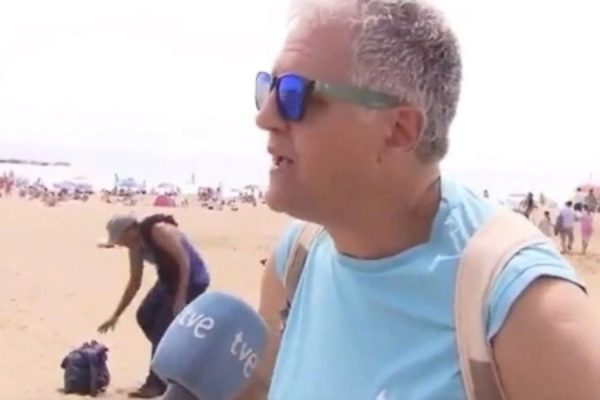 Βαρκελώνη: Έκλεβαν τσάντα ενώ έκανε δηλώσεις στην τηλεόραση