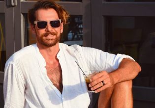 Γιάννης Κουκουράκης: Χαλαρώνει στην πισίνα και οι θαυμάστριές του παραληρούν