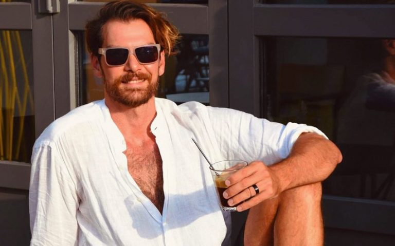 Γιάννης Κουκουράκης: Χαλαρώνει στην πισίνα και οι θαυμάστριές του παραληρούν