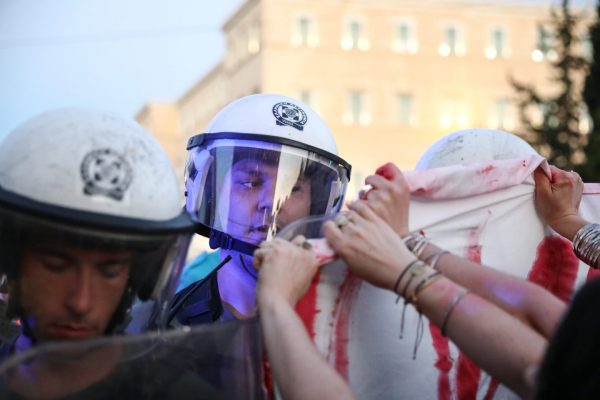 Συγκέντρωση για τις γυναικοκτονίες στο Σύνταγμα – Ένταση με τα ΜΑΤ