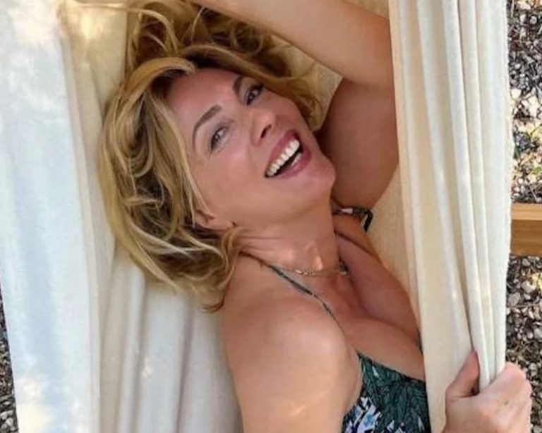 Σμαράγδα Καρύδη: Γιορτάζει τα γενέθλια της ξαπλωμένη στην αιώρα και δέχεται ευχές