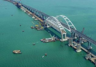 Ουκρανία: Απειλεί να κατεδαφίσει τη γέφυρα του Κερτς – Συνδέει την Ρωσία με την Κριμαία