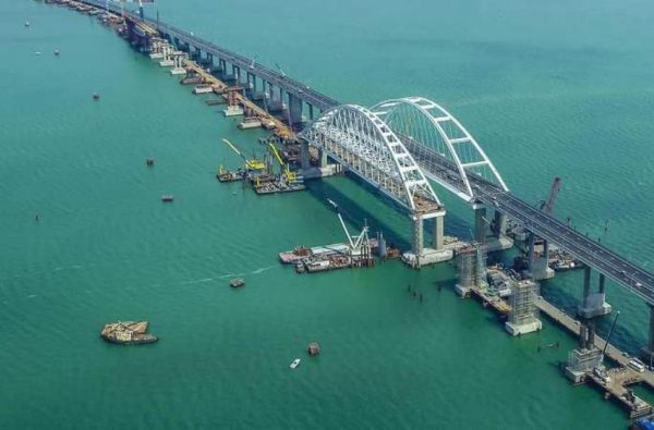 Ουκρανία: Απειλεί να κατεδαφίσει τη γέφυρα του Κερτς – Συνδέει την Ρωσία με την Κριμαία