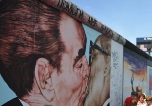 Πέθανε ο Ρώσος ζωγράφος που είχε σχεδιάσει το διάσημο γκράφιτι στο Τείχος του Βερολίνου