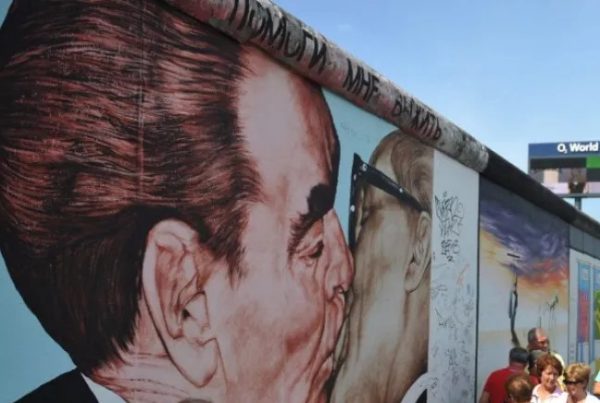 Πέθανε ο Ρώσος ζωγράφος που είχε σχεδιάσει το διάσημο γκράφιτι στο Τείχος του Βερολίνου