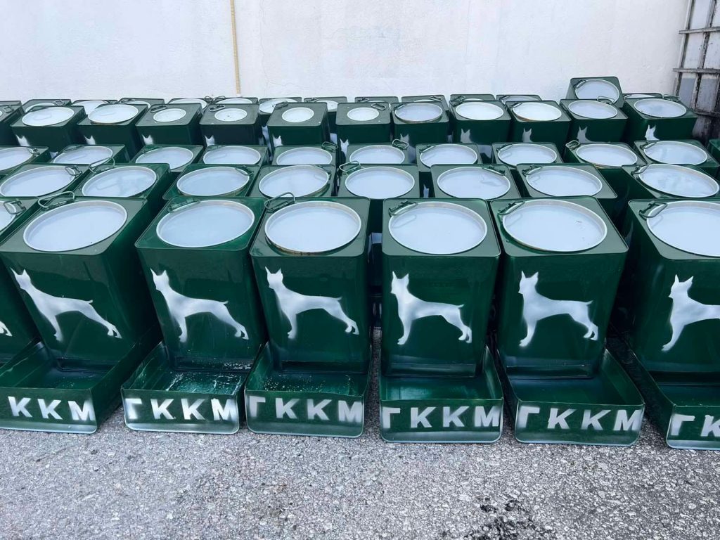 Διακόσιες ταΐστρες αδέσποτων ζώων έφτιαξαν και δώρισαν κρατούμενοι