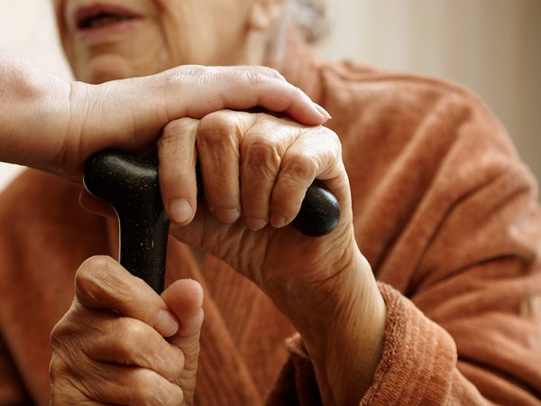Σέρρες: Ανήλικη έκλεψε χρυσή αλυσίδα από 73χρονη και χτύπησε τον σύζυγό της