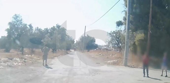 Μενίδι: Ανήλικοι στήνουν μπλόκα σε αυτοκίνητα για να κλέψουν τους οδηγούς