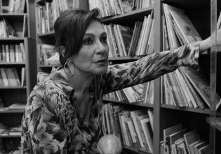 Η Ρούλα Πατεράκη σκηνοθετεί τη Δήμητρα Χατούπη και τη Φιλαρέτη Κομνηνού