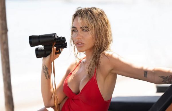 Κόνι Μεταξά: Κατεβάζει το εσώρουχο και… μας δείχνει τατουάζ σε επίμαχο σημείο