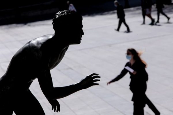 Κοροναϊός: Πώς εξελίσσεται η πανδημία – Σταθεροποίηση στα αστικά κέντρα, ραγδαία εξάπλωση σε νησιά και χωριά