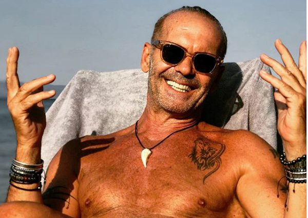 Πέτρος Κωστόπουλος: Απολαμβάνει το καλοκαίρι του σε νησί – έκπληξη