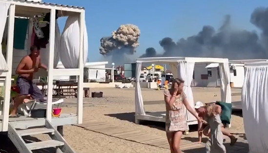 Κριμαία: Με φόντο εκρήξεις και ελικόπτερα κάνουν τα μπάνια τους οι Ρώσοι τουρίστες – Δείτε βίντεο