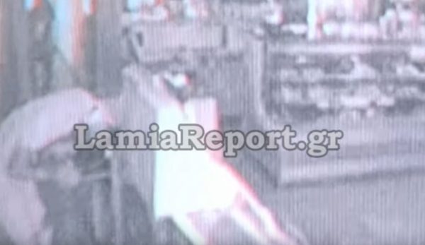 Λαμία: Καρέ-καρέ η διάρρηξη ζαχαροπλαστείου – Πήραν χρήματα, ποτά και γλυκά