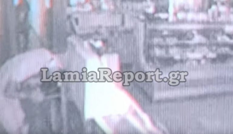 Λαμία: Καρέ-καρέ η διάρρηξη ζαχαροπλαστείου – Πήραν χρήματα, ποτά και γλυκά