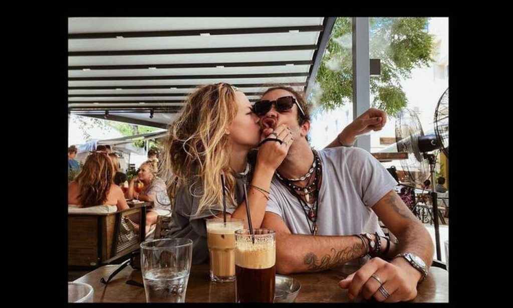 Λάτσιος-Μερκούρη: Χαλαρά ηλιοβασιλέματα στην Άνδρο και διασκέδαση μέχρι πρωίας