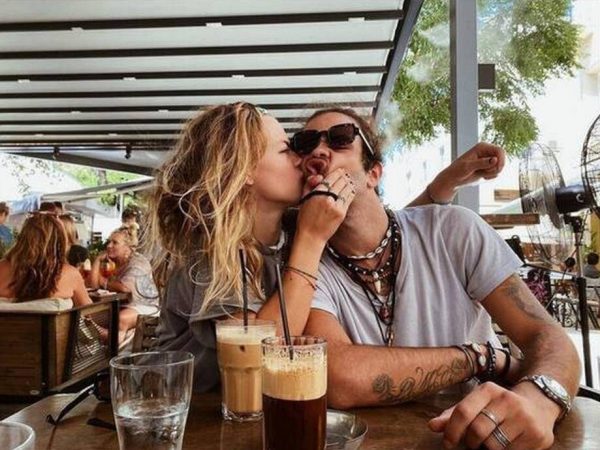 Λάτσιος-Μερκούρη: Χαλαρά ηλιοβασιλέματα στην Άνδρο και διασκέδαση μέχρι πρωίας