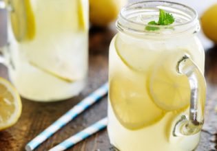 Γρήγορη, καλοκαιρινή σπιτική λεμονάδα