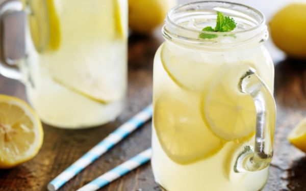 Γρήγορη, καλοκαιρινή σπιτική λεμονάδα