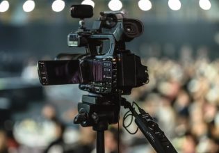 Καναδάς: Γνωστή παρουσιάστρια φέρεται να απολύθηκε επειδή…άφησε τα μαλλιά της να γκριζάρουν