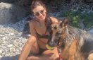 Κατερίνα Λέχου: Με κόκκινο μπικίνι στην παραλία η ηθοποιός – Εντυπωσιακές οι αναλογίες της