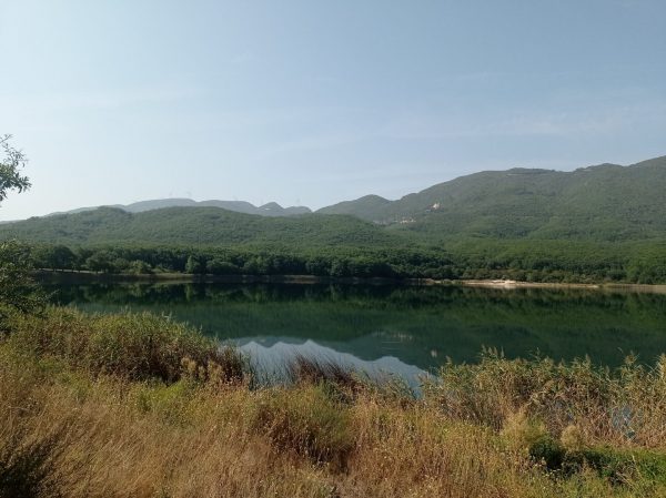 Ιωάννινα: Η «άγνωστη» λίμνη Ζαραβίνα στο Πωγώνι