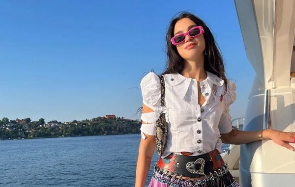 Η Ντούα Λίπα κάνει διακοπές με τις φίλες της στην Ελλάδα