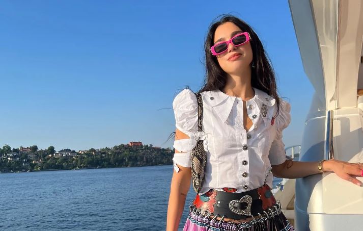 Η Ντούα Λίπα κάνει διακοπές με τις φίλες της στην Ελλάδα