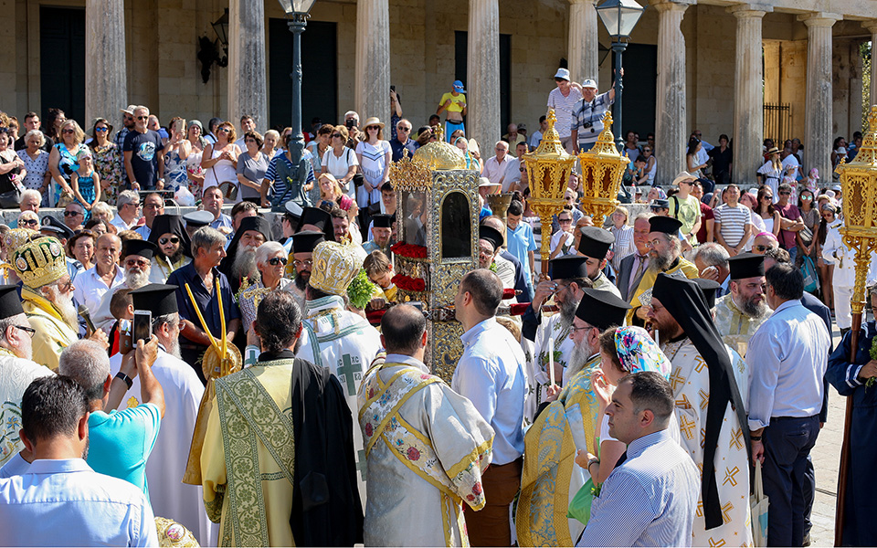 Κέρκυρα: Εκατοντάδες πιστοί ακολούθησαν τη λιτανεία του ιερού σκηνώματος του Αγίου Σπυρίδωνα