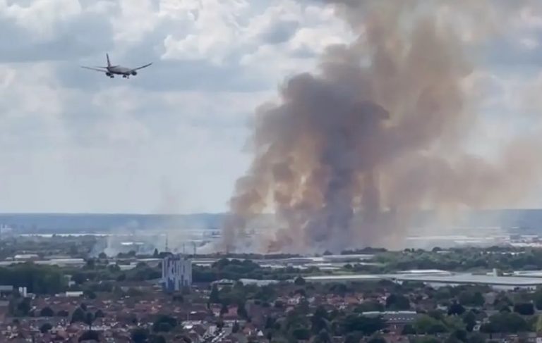 Βρετανία: Μεγάλη φωτιά κοντά στο αεροδρόμιο Χίθροου