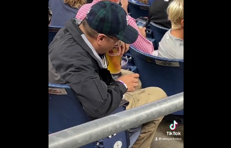 Απίστευτος φίλαθλος: Έκανε καλαμάκι το λουκάνικο του χοτ ντογκ για να πιει μπύρα