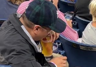 Απίστευτος φίλαθλος: Έκανε καλαμάκι το λουκάνικο του χοτ ντογκ για να πιει μπύρα