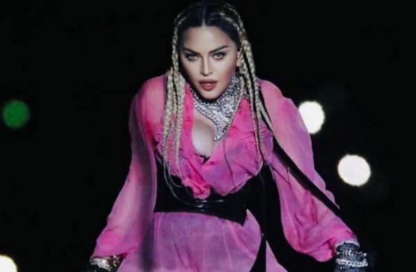 Μαντόνα: Γιορτάζει τα 64α γενέθλιά της δίνοντας «καυτά» φιλιά στο στόμα με τις φίλες της