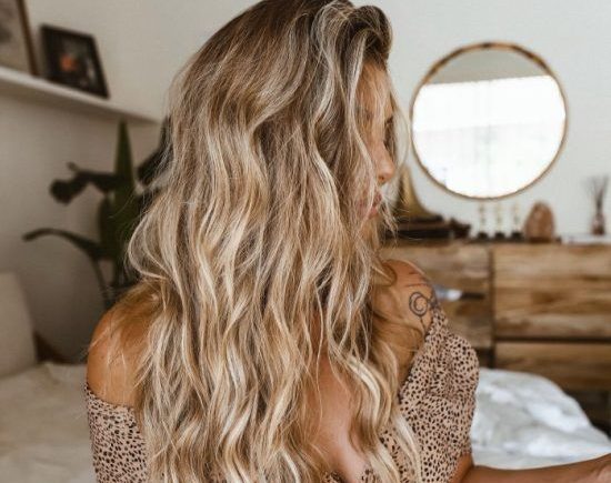 Beach waves: Το πιο καλοκαιρινό λουκ στα μαλλιά και πώς να το πετύχετε