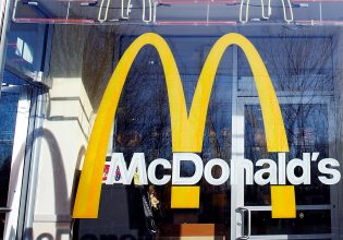 McDonald’s: Ξανανοίγει τα καταστήματά της στην Ουκρανία