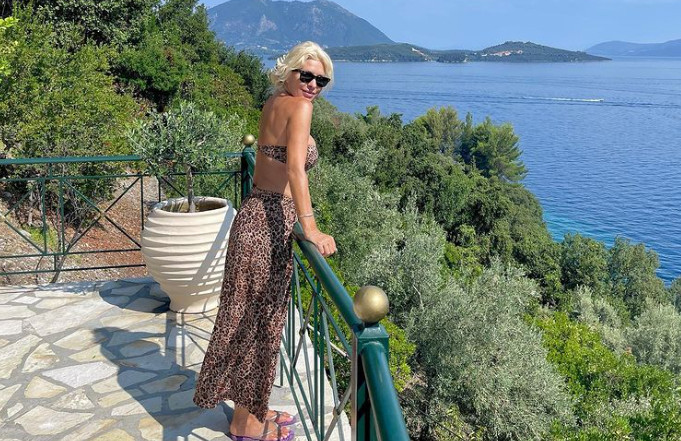 Ελένη Μενεγάκη: Οικογενειακή υπόθεση οι διακοπές – Η φωτογραφία αγκαλιά με τα παιδιά της και τον Μάκη Παντζόπουλο