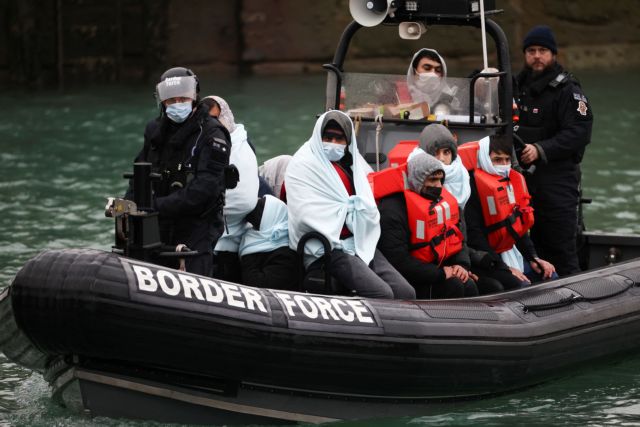 Βρετανία: Αριθμός ρεκόρ μεταναστών έφθασαν μέσα σε μία ημέρα στις αγγλικές ακτές διαπλέοντας τη Μάγχη