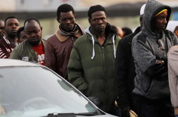Σουδάν: Τα πτώματα 20 μεταναστών εντοπίστηκαν στα σύνορα με τη Λιβύη