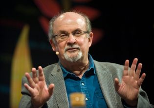 Σαλμάν Ρούσντι: Ποιος είναι ο συγγραφέας που έγινε σύμβολο της ελευθερίας της έκφρασης