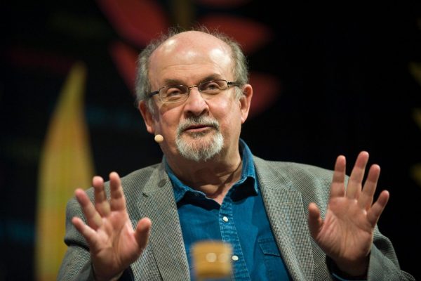 Σαλμάν Ρούσντι: Ποιος είναι ο συγγραφέας που έγινε σύμβολο της ελευθερίας της έκφρασης