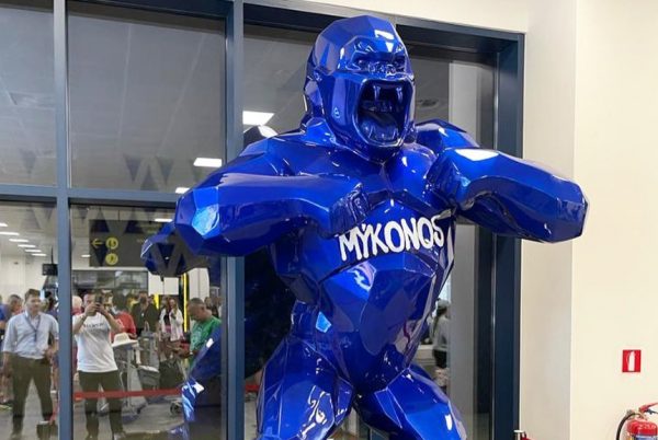 Μύκονος: Ο εντυπωσιακός μπλε γορίλας που καλωσορίζει τους τουρίστες στο νησί