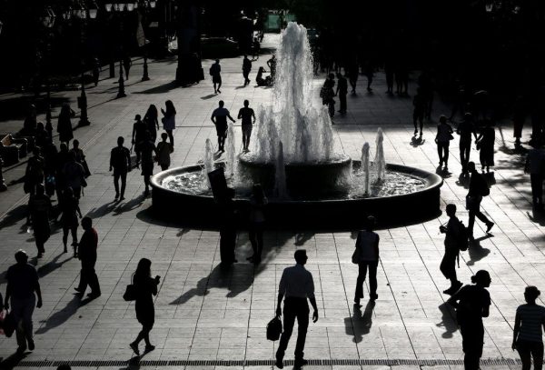 Η αγωνία της κοινωνίας και τα παιχνίδια της πολιτικής σκηνής