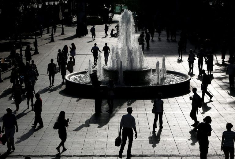 Η αγωνία της κοινωνίας και τα παιχνίδια της πολιτικής σκηνής