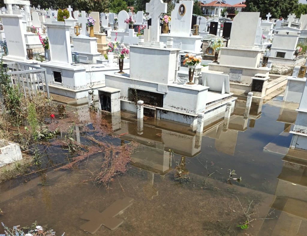 Κακοκαιρία: Πλημμύρισε το νεκροταφείο στην Πτολεμαΐδα, κεραυνός σκότωσε κοπάδι με πρόβατα