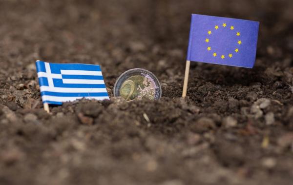 Politico: Η Ελλάδα βγαίνει από την Ενισχυμένη Εποπτεία, αλλά ο πόνος της λιτότητας παραμένει