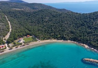 Σαλαμίνα: Οι «μυστικές» γαλάζιες παραλίες της – Δείτε βίντεο