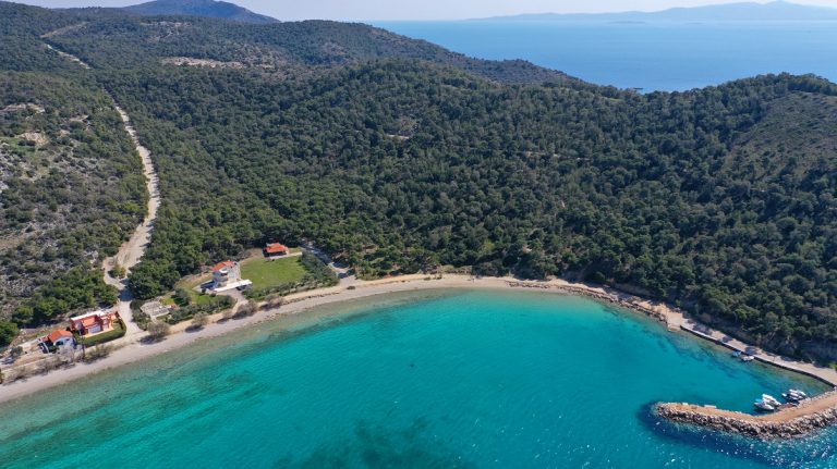 Σαλαμίνα: Οι «μυστικές» γαλάζιες παραλίες της – Δείτε βίντεο